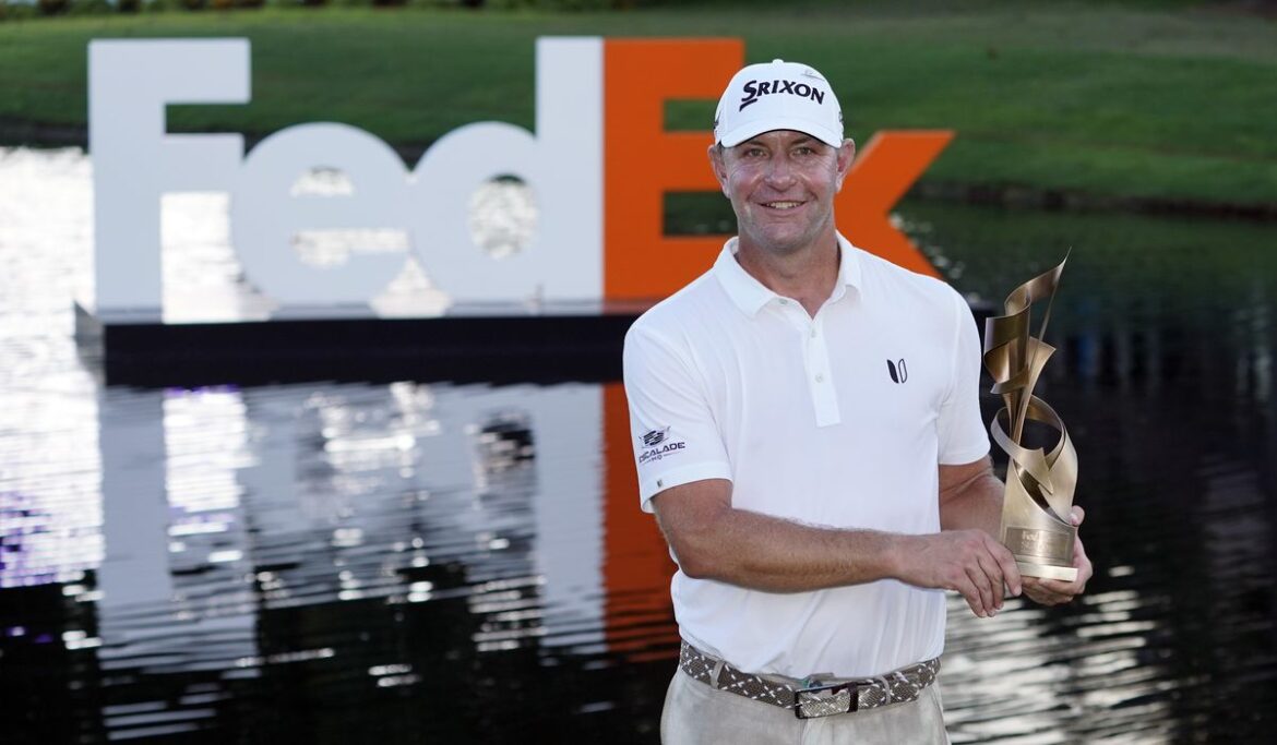 Lucas Glover makes it two in a row by winning FedEx Cup opener in a playoff over Patrick Cantlay