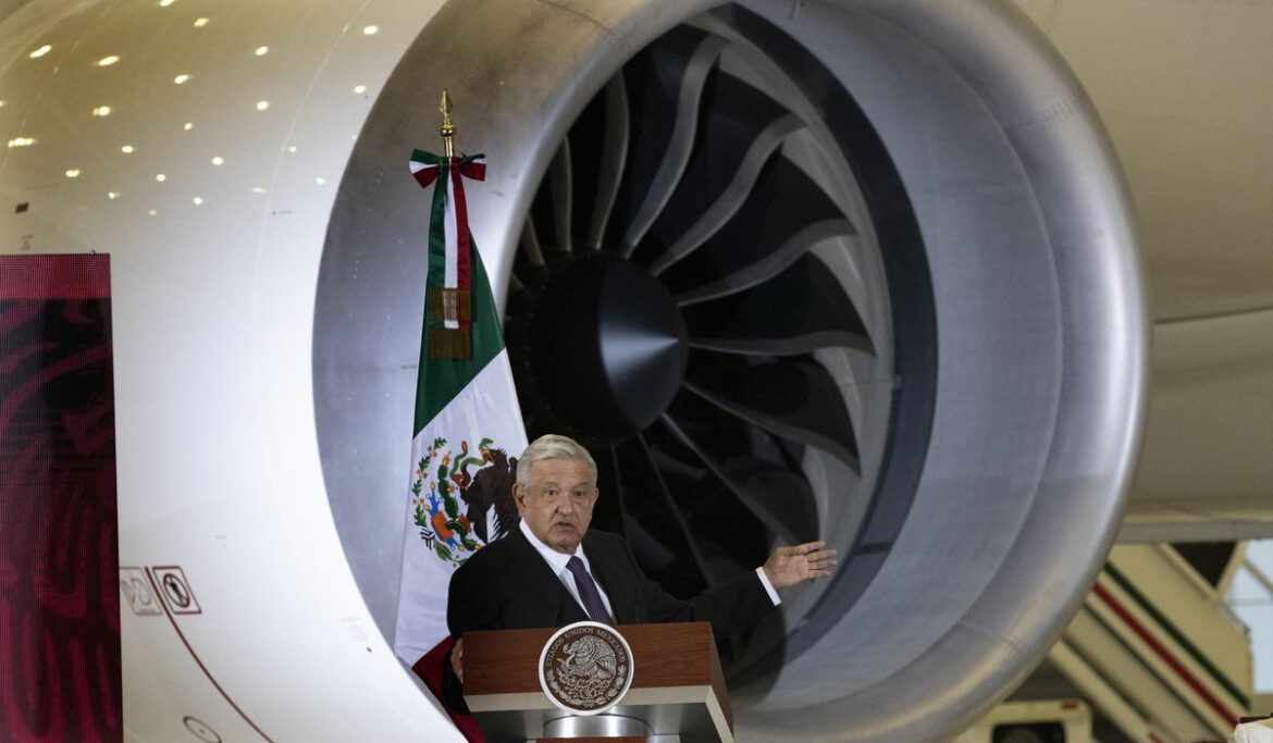 Mexico's new army-run airline Mexicana plans for takeoff in fall, flight attendants won't be soldier