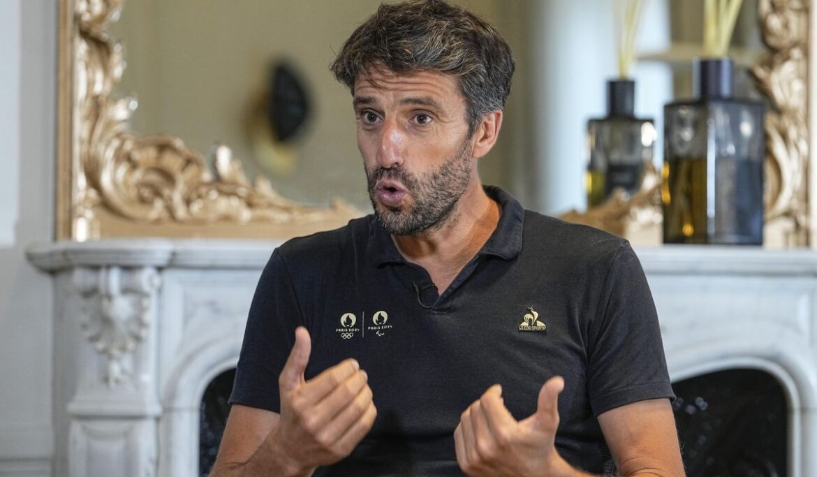 Paris booksellers won't let their street stands along the Seine be removed for the 2024 Olympics