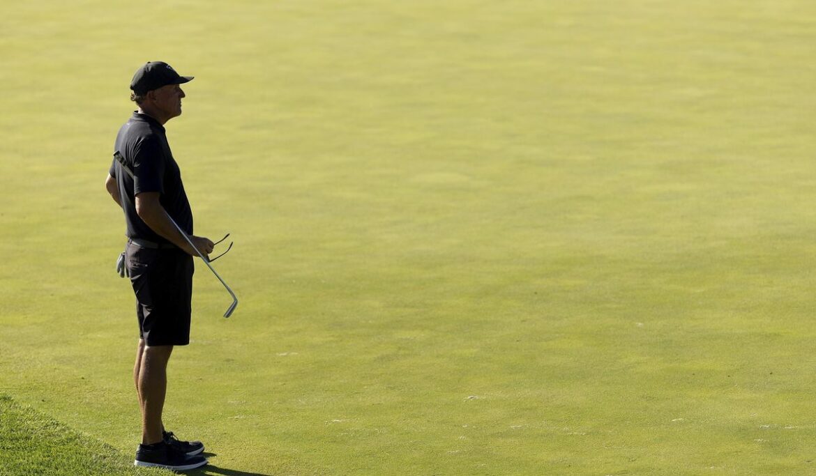 Phil Mickelson melts down as Cam Smith records 7-shot win in LIV Golf