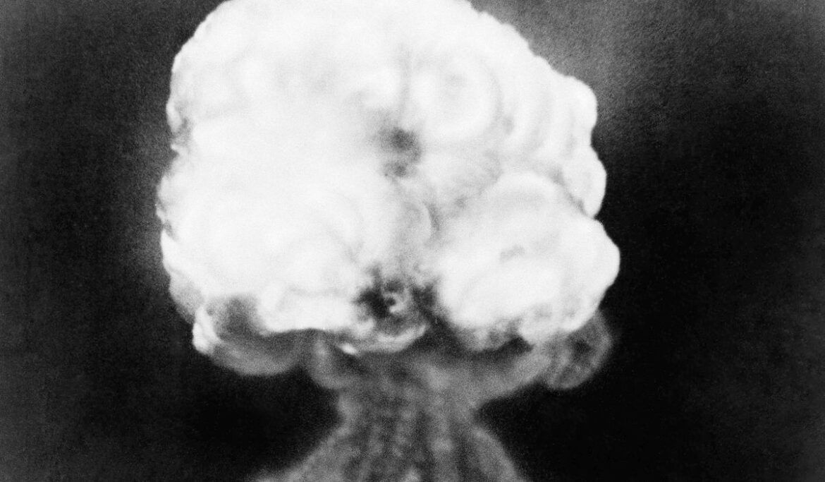 Top prosecutors back compensation for those sickened by Trinity US nuclear weapons testing