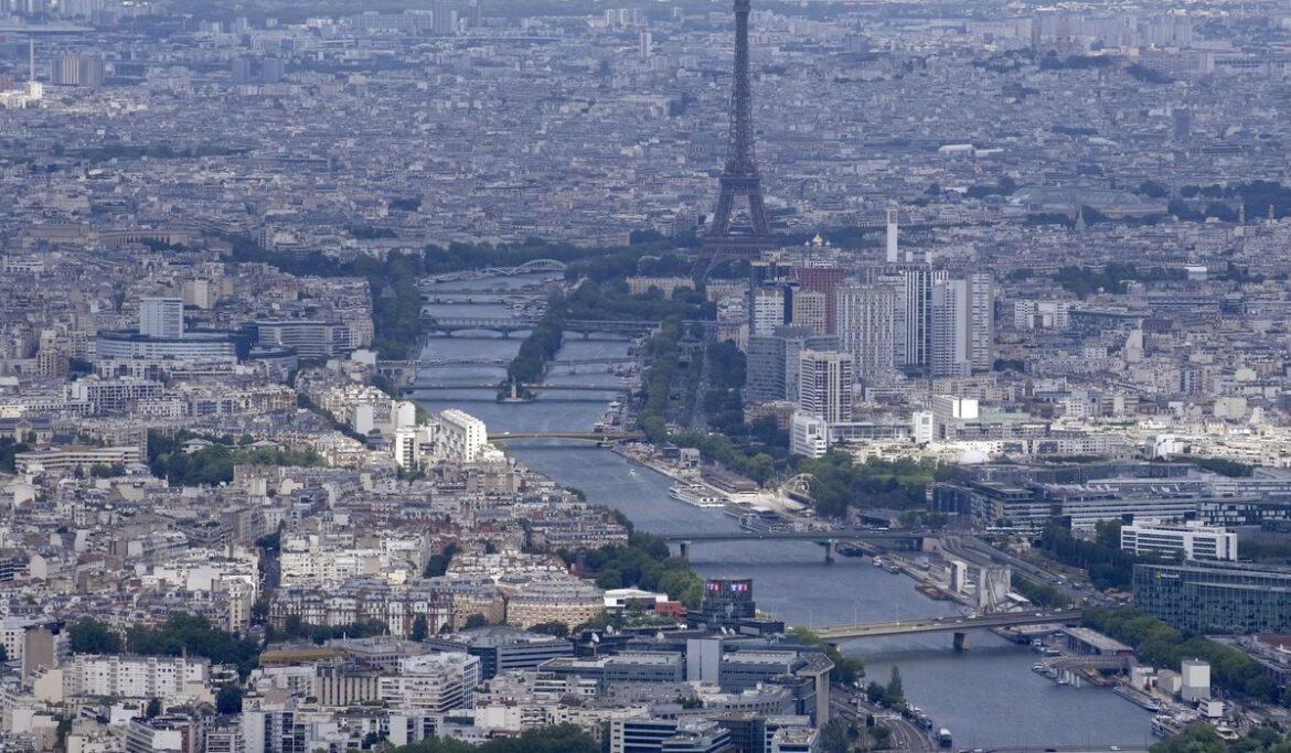 Triathlon test for Paris Olympics to go ahead as water quality allows swimming in the Seine