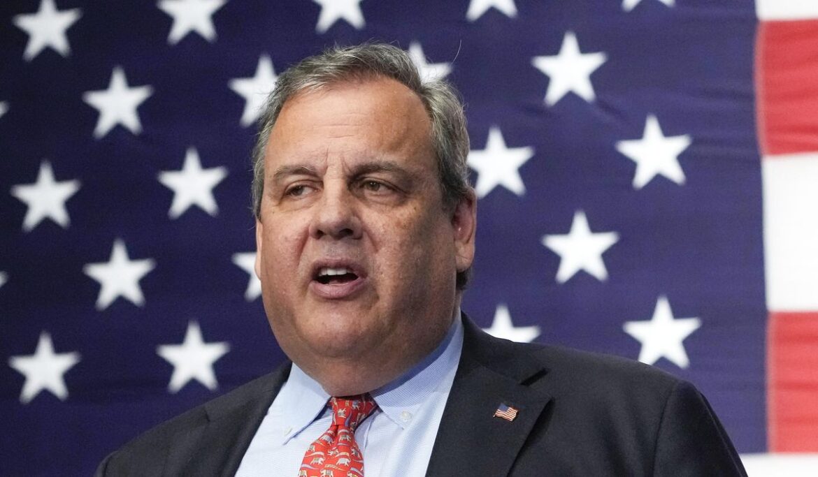 Chris Christie threatens to stalk Trump if he skips more GOP debates