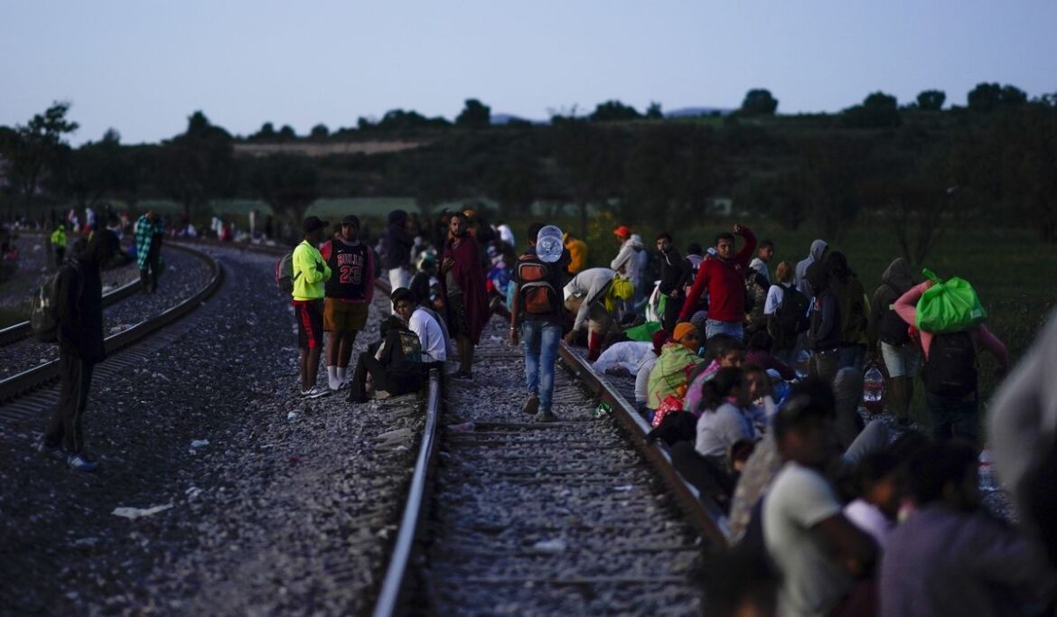 DHS scrambles to deal with thousands of migrants swarming across border Wednesday in Texas