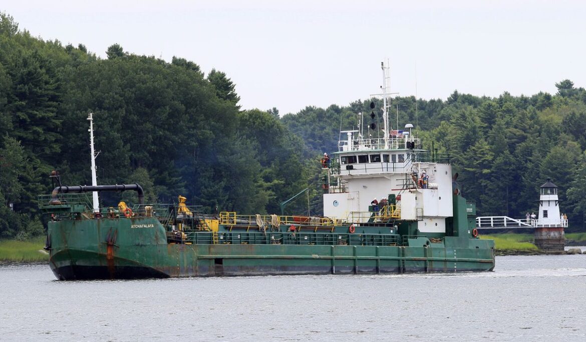Eleven hurt when a walkway collapses during Maine's annual lighthouse event