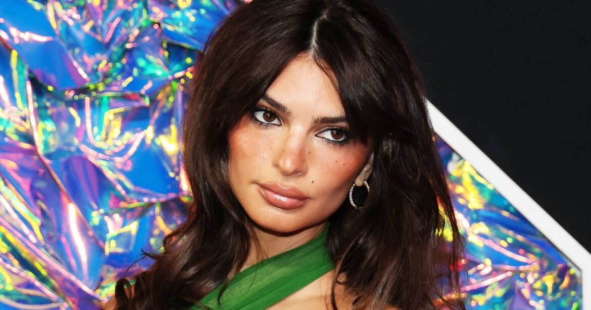 Emily Ratajkowski Wears Nostalgic Y2K Dress At 2023 VMAs