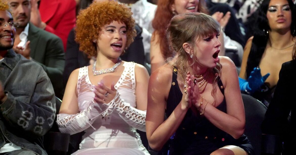 Fans Love Taylor Swift's Reaction To *NSYNC At The VMAs