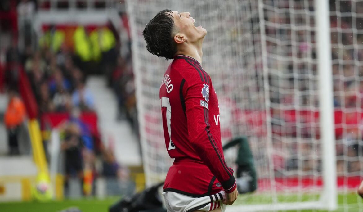 Fans jeer as Manchester United loses 1-0 to Crystal Palace