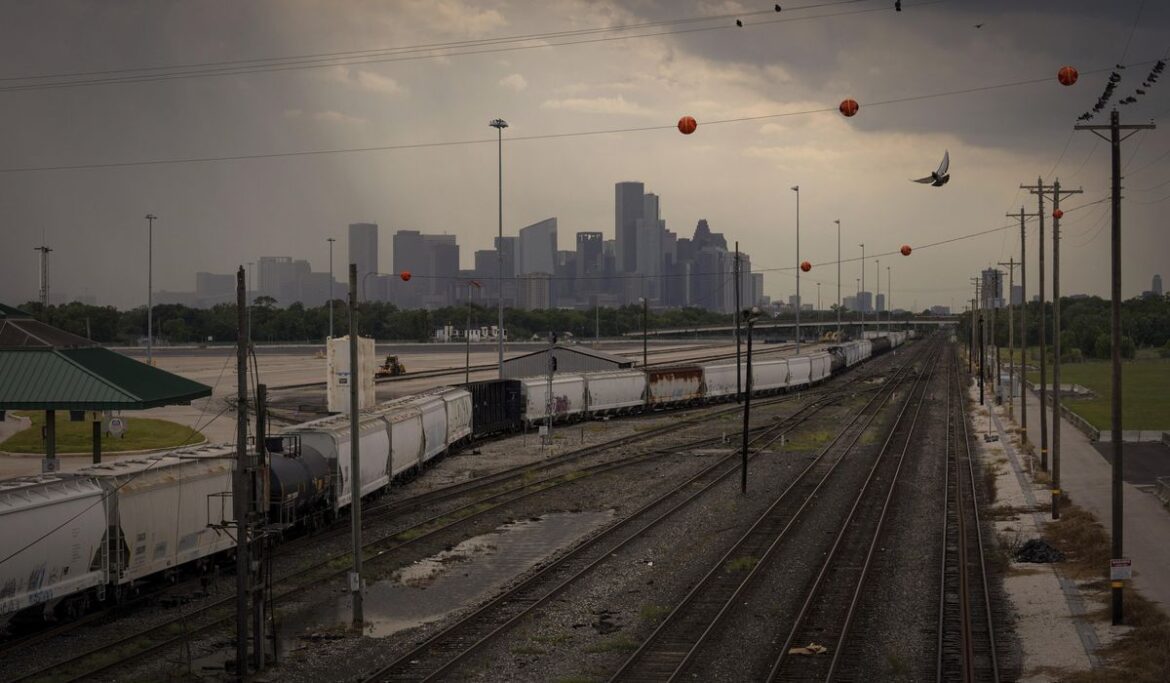 Houston approves $5M to relocate residents living near polluted Union Pacific rail yard