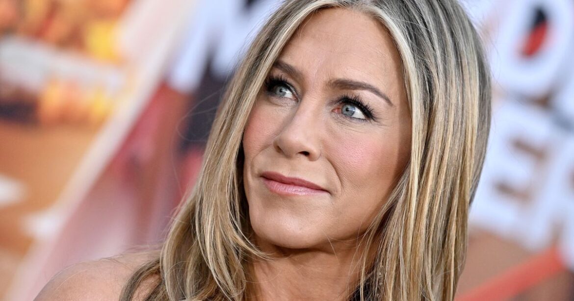 Jennifer Aniston Posts Vacation Photos With Celeb Besties