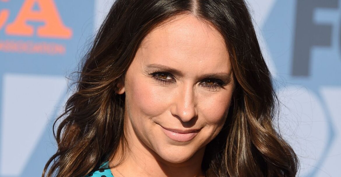 Jennifer Love Hewitt Hilariously Responds To Claims That Her Face Looks Different