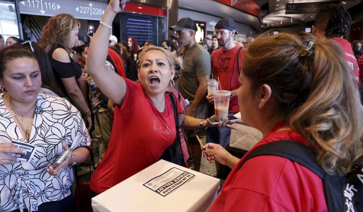 Las Vegas bartenders and culinary workers give thumbs-up to strike