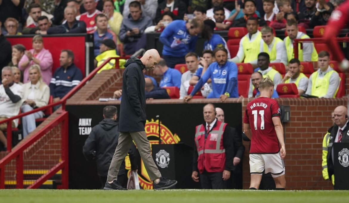 Man United fans jeer as Rasmus Hojlund is substituted by Erik ten Hag in game against Brighton