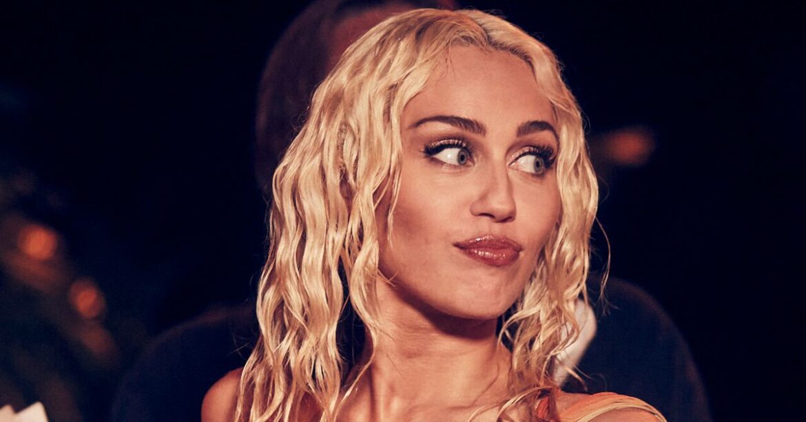 Miley Cyrus Thinks This 2009 Photo Makes It So Clear She's Bisexual