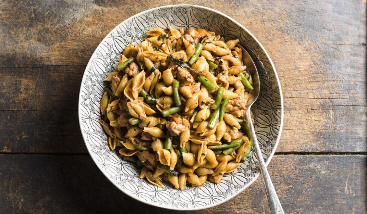 RECIPE: Harissa-spiced pasta and chicken with green beans