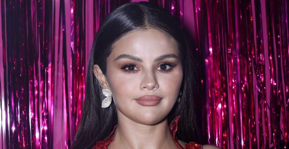Selena Gomez's Reaction To Olivia Rodrigo's Faux Stage Mishap At VMAs Goes Viral