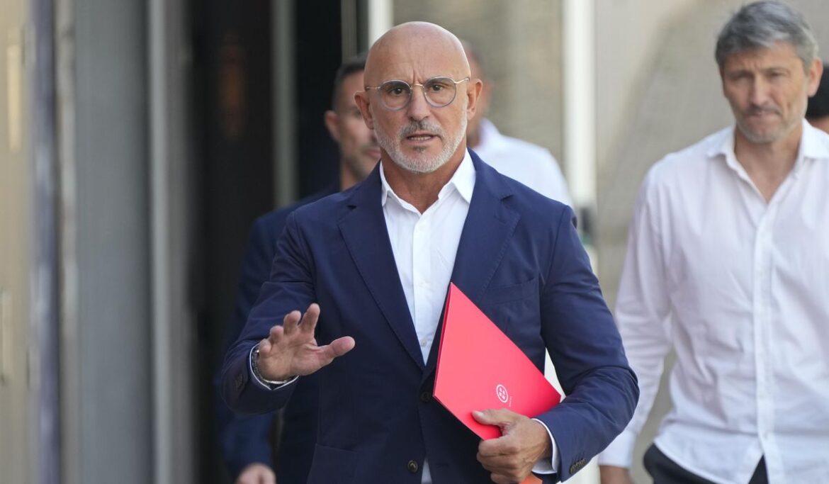 Spain soccer coach regrets his support for Luis Rubiales and asks for forgiveness