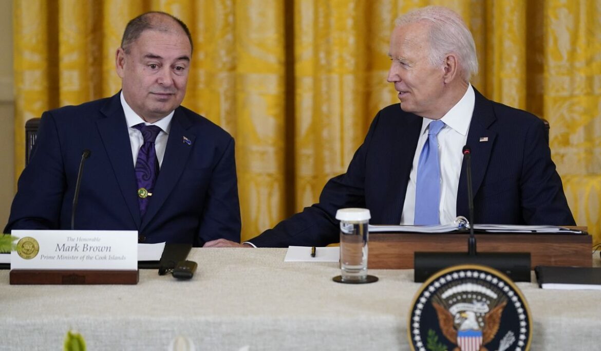 Suddenly Biden and the Cook Islands PM are from Baltimore, or so the president says