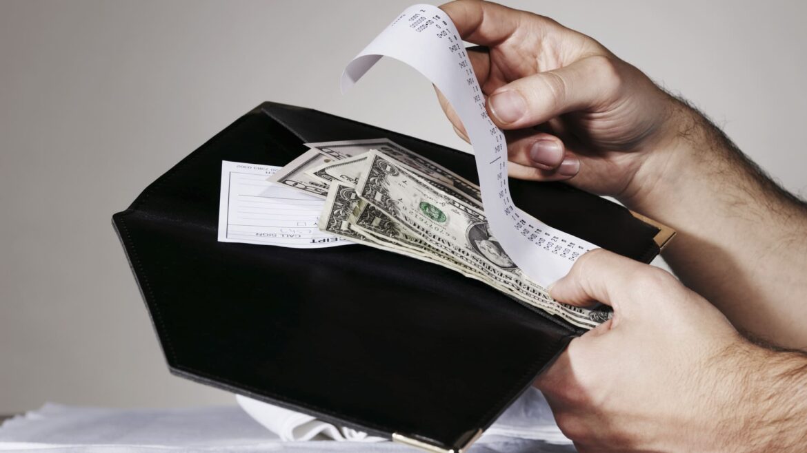 Tipping in restaurants fell for the first time since 2020