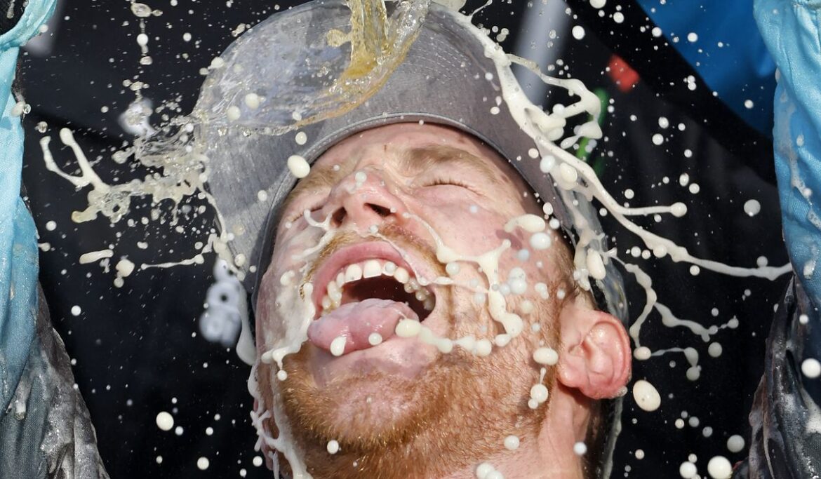 Tyler Reddick takes advantage of late caution, holes of car owner Denny Hamlin to win at Kansas