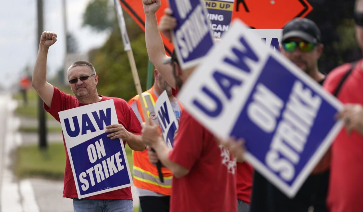 United Auto Workers strikes spread as 7,000 more workers at two plants join picket line