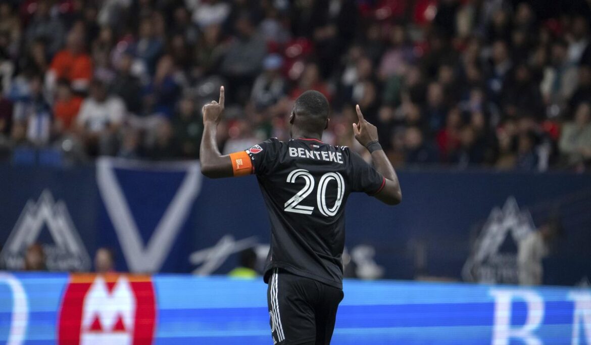 Christian Benteke and Mateusz Klich each score to help D.C. United tie the Whitecaps 2-2