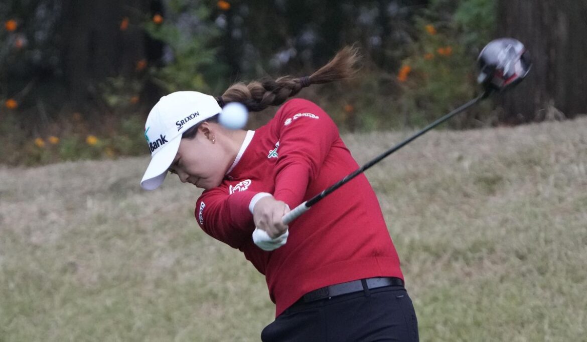 Minjee Lee birdies 18th hole to take a 2-stroke lead into the 3rd round of LPGA South Korea event