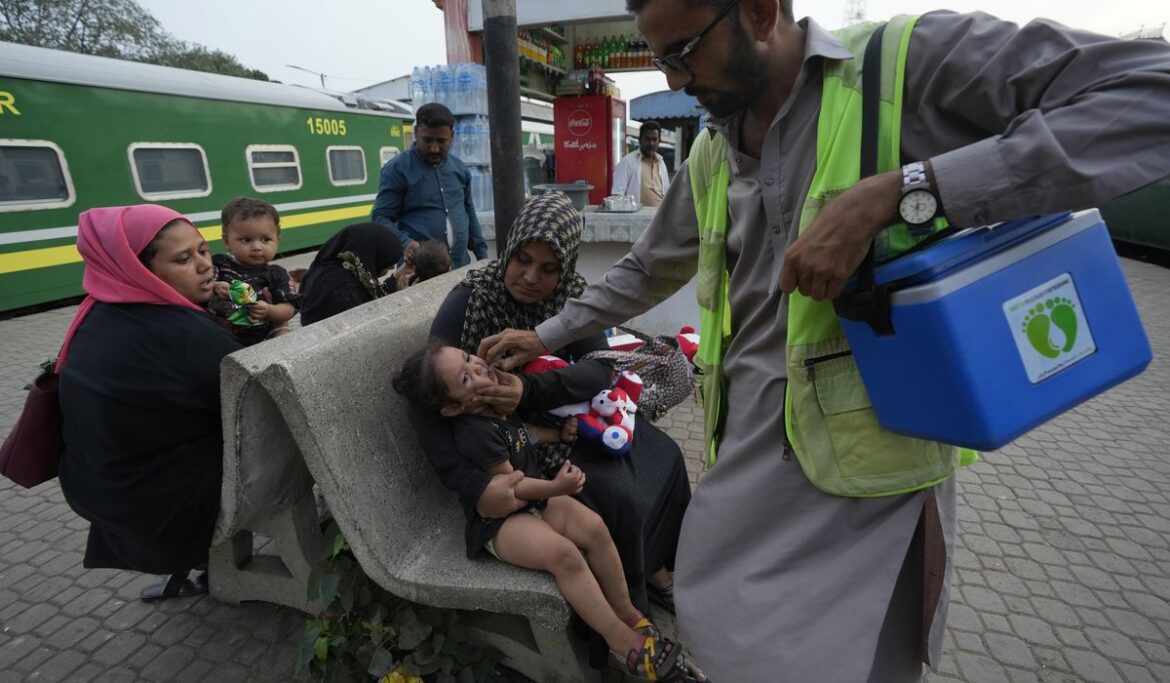 Pakistan officials consider a new way to boost polio vaccination: prison
