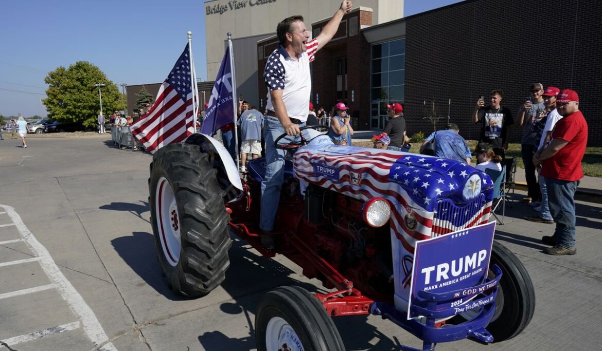 Trump campaigns in Iowa, touting trade, farm policy