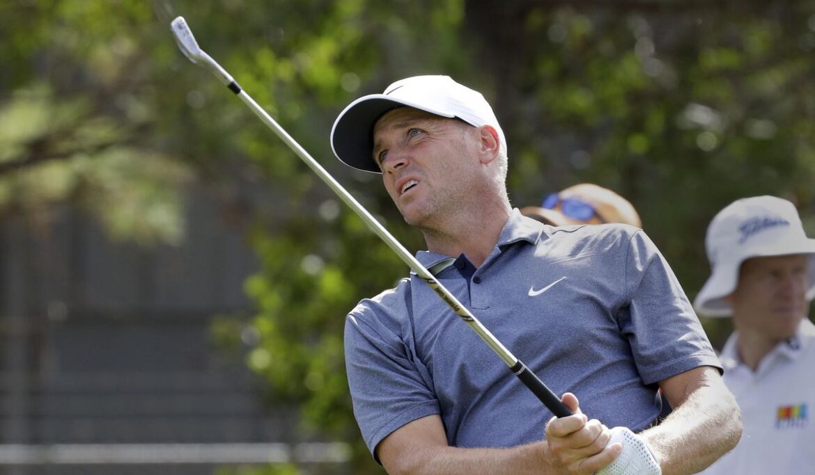 Alex Noren sets the pace in Bermuda with 61 in calm conditions