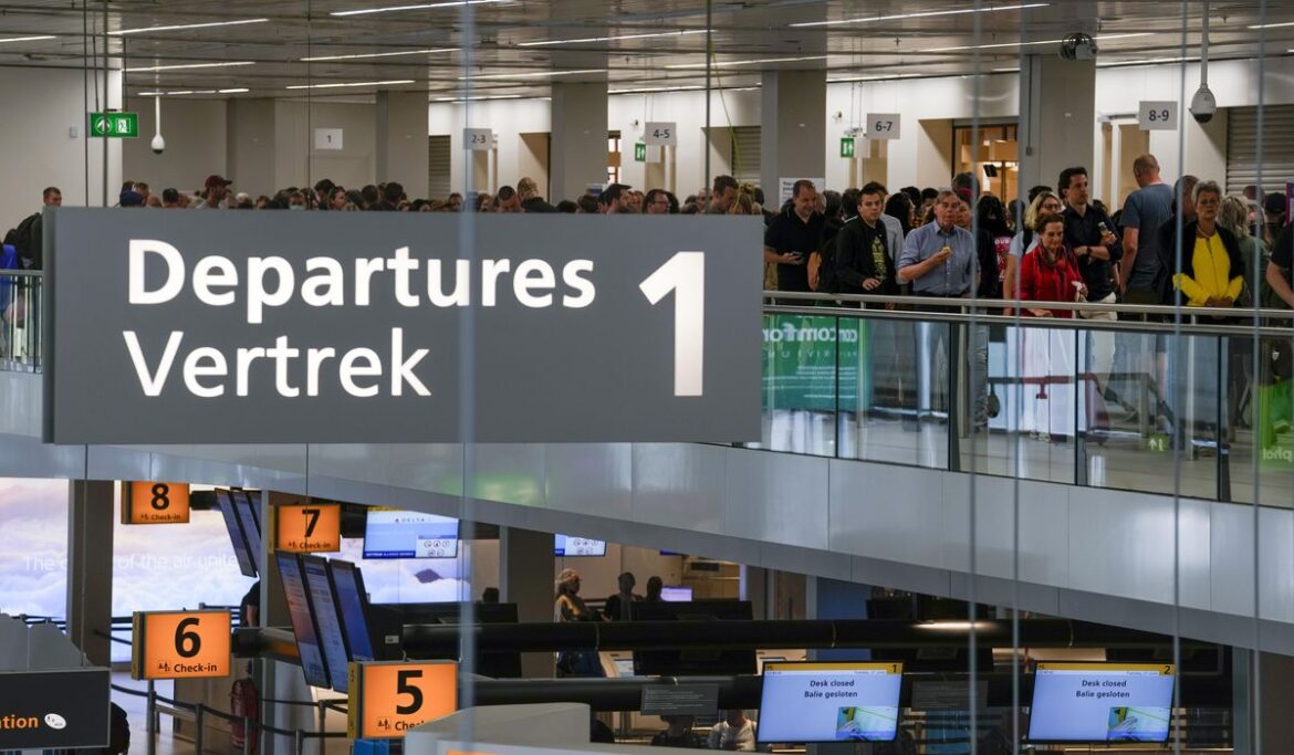 Amsterdam's Schiphol Airport will not reduce flights after Dutch government shelves plans
