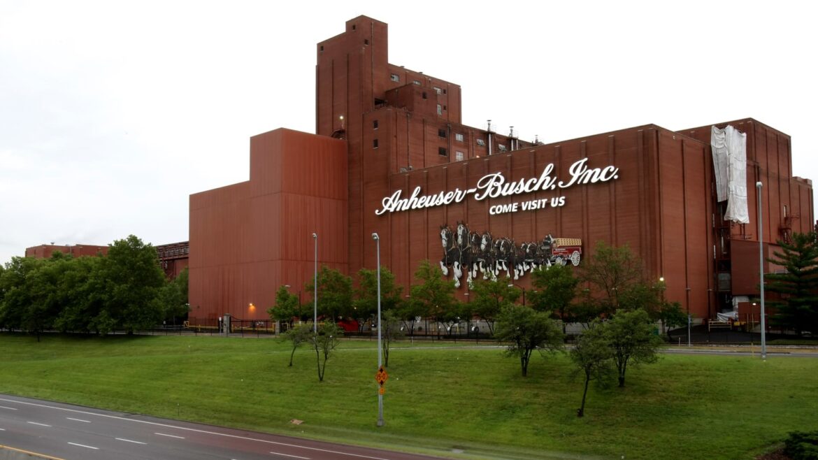 Anheuser-Busch says U.S. marketing head is leaving