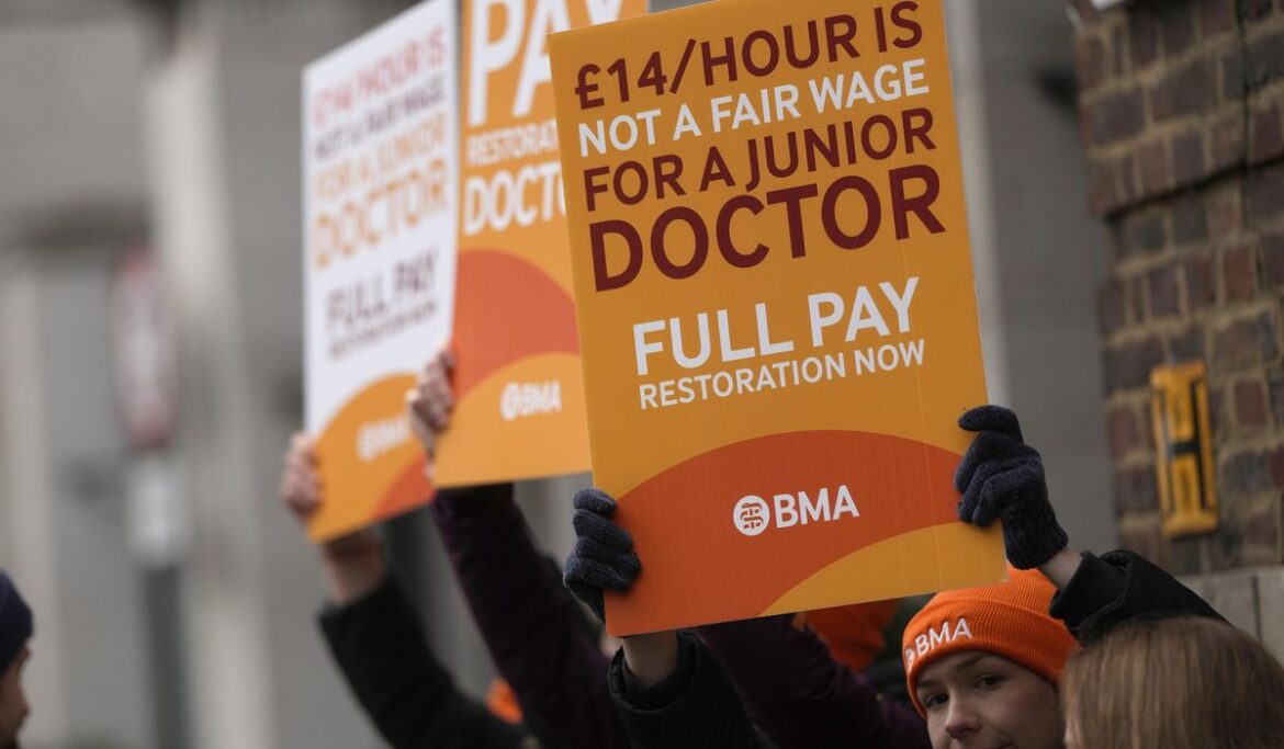 British government reaches a pay deal with senior doctors that could end disruptive strikes
