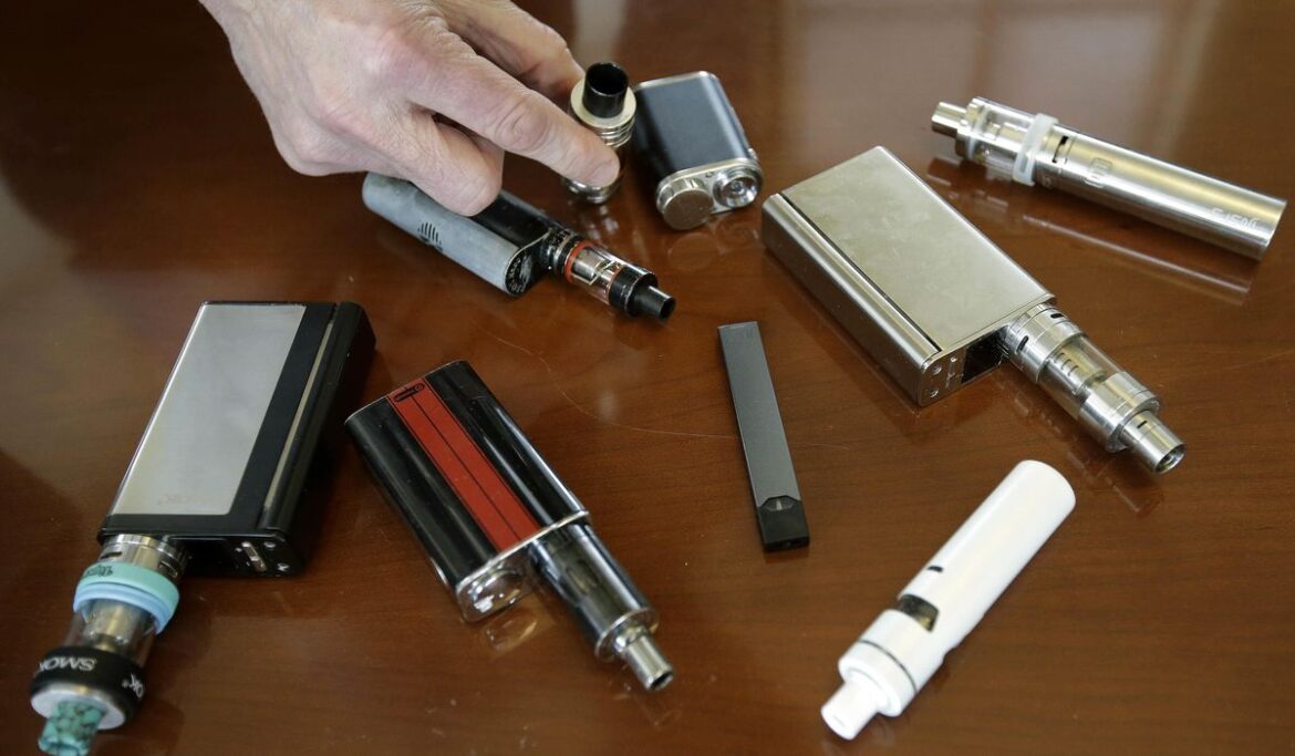 CDC finds more middle schoolers but fewer high school students vaping