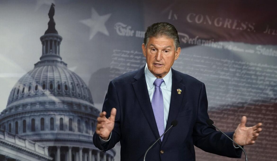 Chris Murphy says he's 'not terribly worried' about retiring Joe Manchin challenging Joe Biden