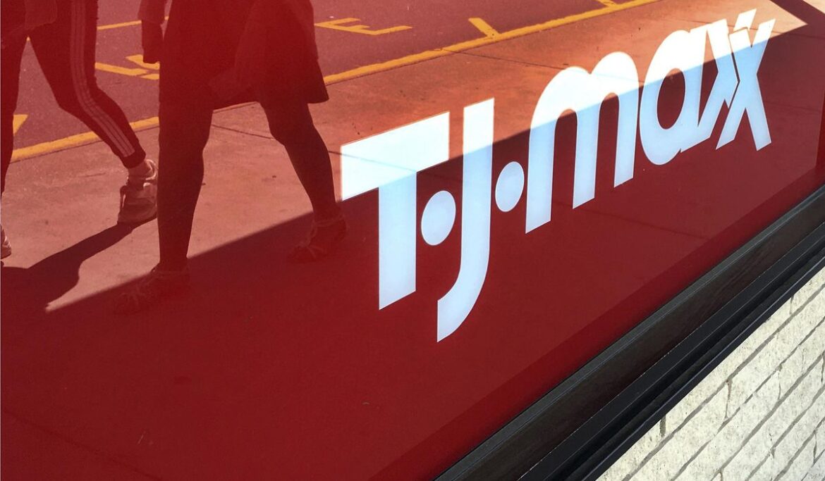 Deer on shopping spree: Crashes through window at TJ Maxx in Maine