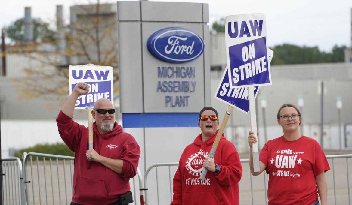 Ford factory workers approve UAW contract