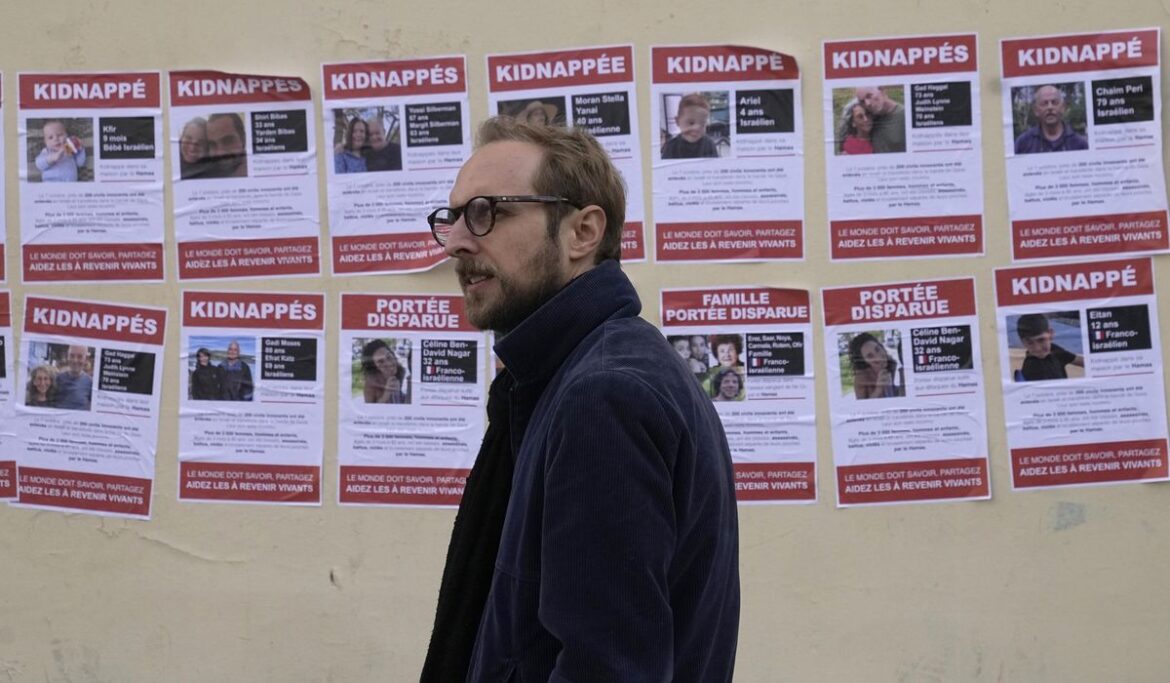 French Jewish groups set up a hotline for people in the community traumatized by Israel-Hamas war