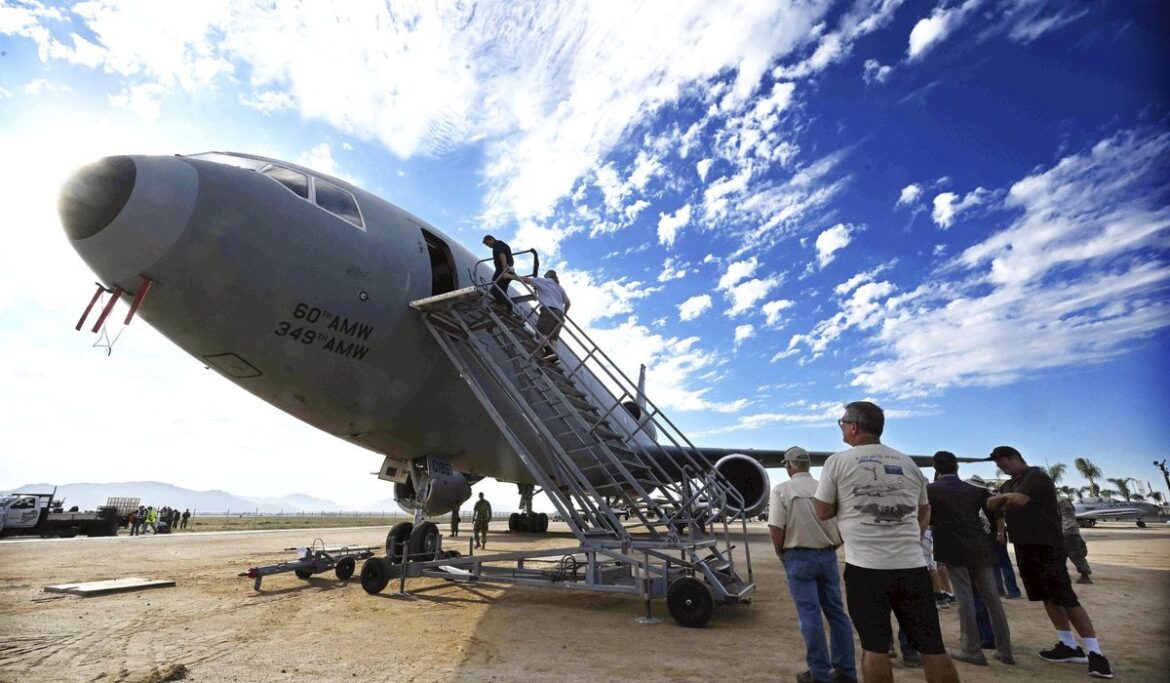 Jonathan J. Dunn, pilot accused of threatening to shoot airline captain, is Air Force Reserve office