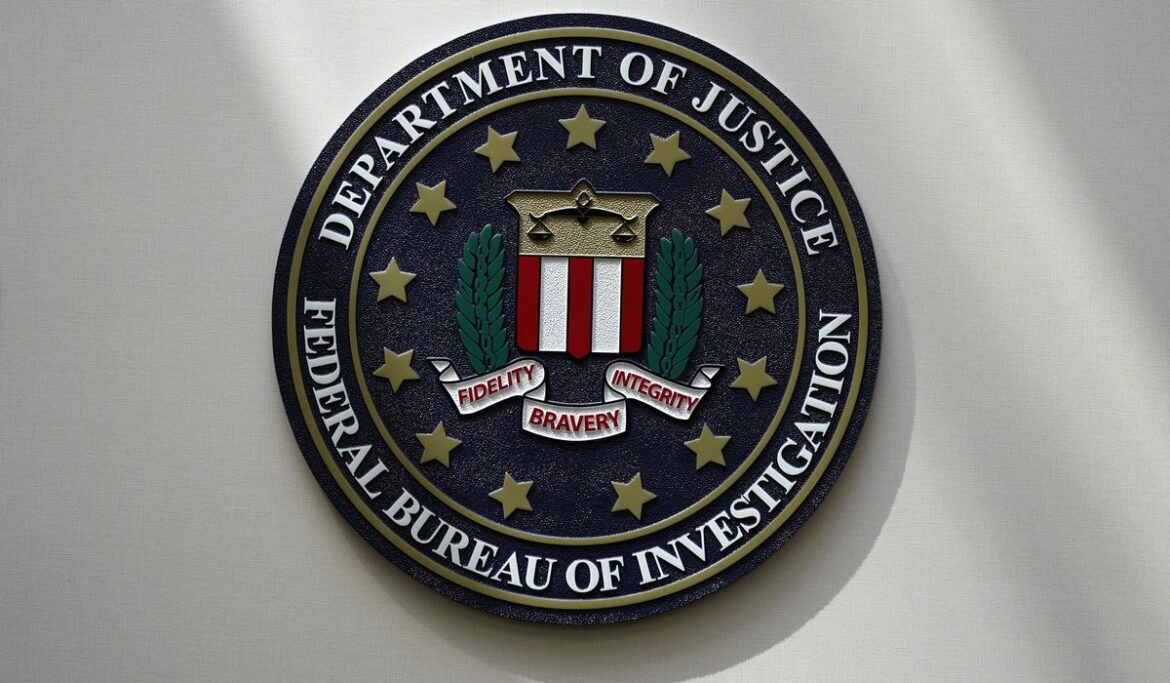 Lawmakers tell FBI to give up warrantless searches if agency wants to keep digital snooping powers