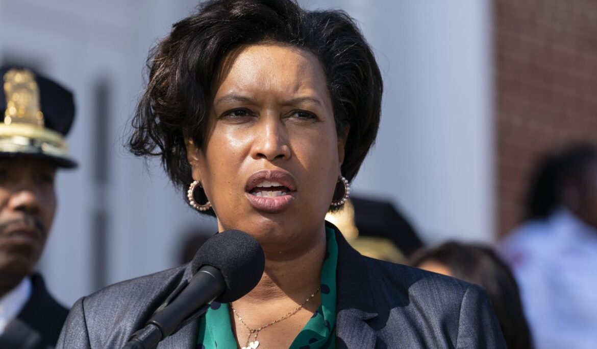 Muriel Bowser, D.C. mayor, bans relationships between superiors, subordinates in city government