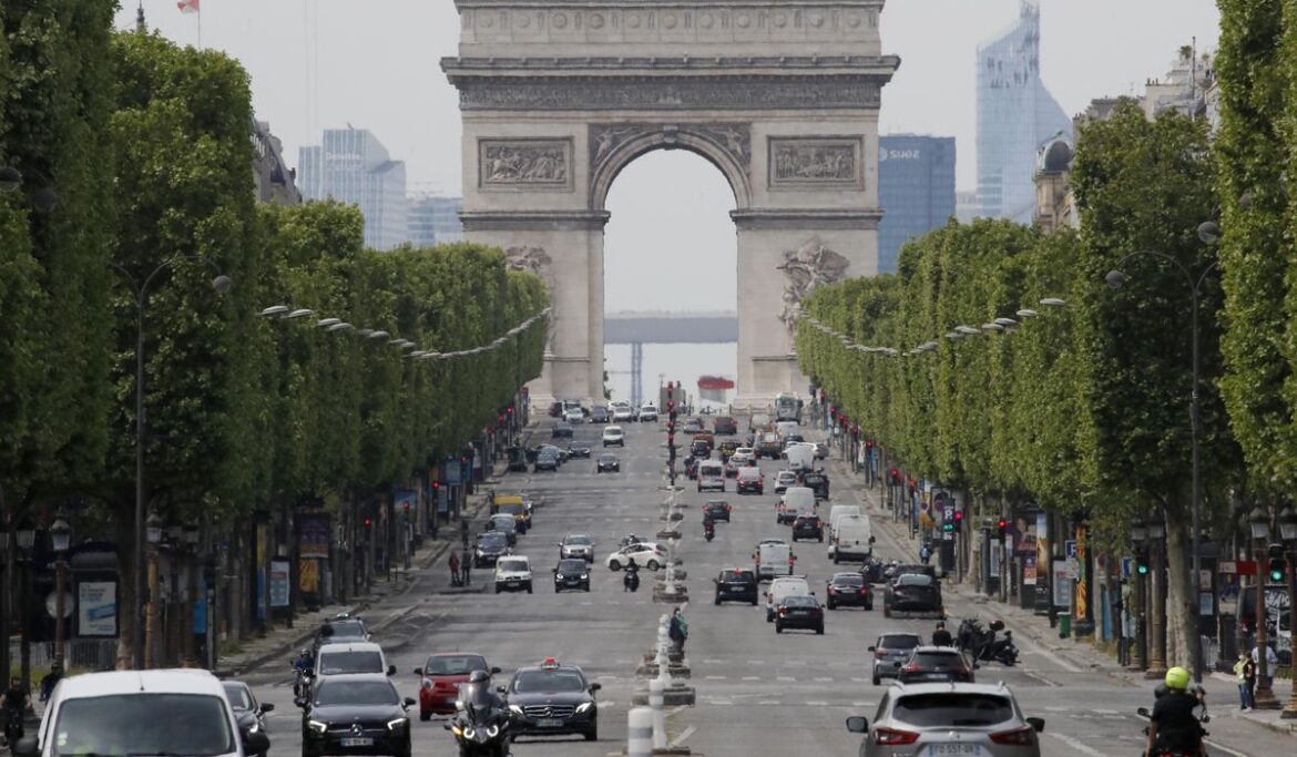 Paris mayor says her city has too many SUVs, so she's asking voters to decide on a parking fee hike