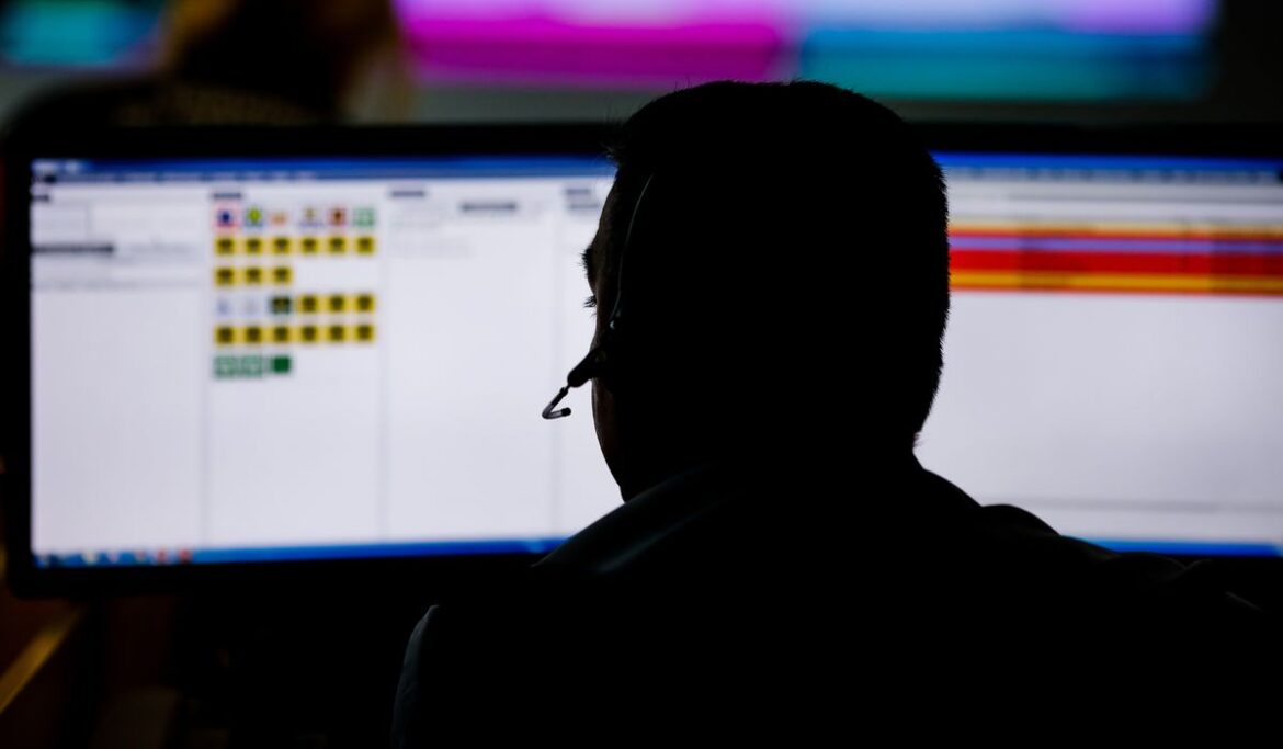 Police dispatcher helps 13-year-old girl steer car after her mother went unresponsive