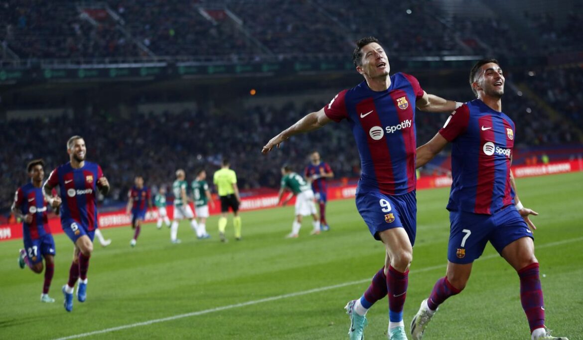 Robert Lewandowski scores twice to rally Barcelona to 2-1 win over Alaves in Spanish league