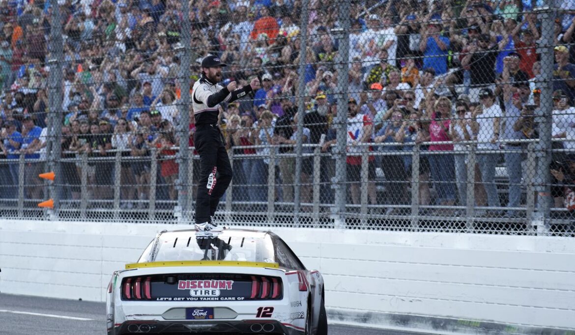 Ryan Blaney wins Martinsville and will race for 1st Cup title in NASCAR's championship