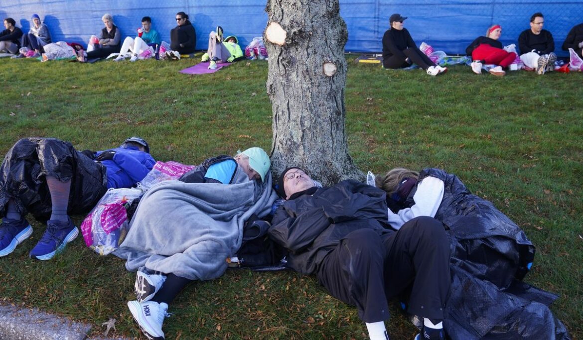 Tamirat Tola sets NYC Marathon course record to win men's race; Hellen Obiri of Kenya takes women's