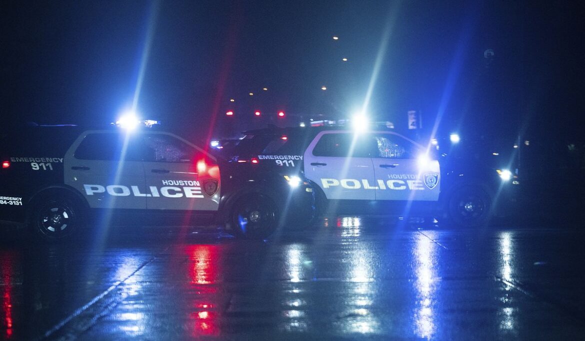 Texas driver pulls wounded cop to safety amid highway shootout