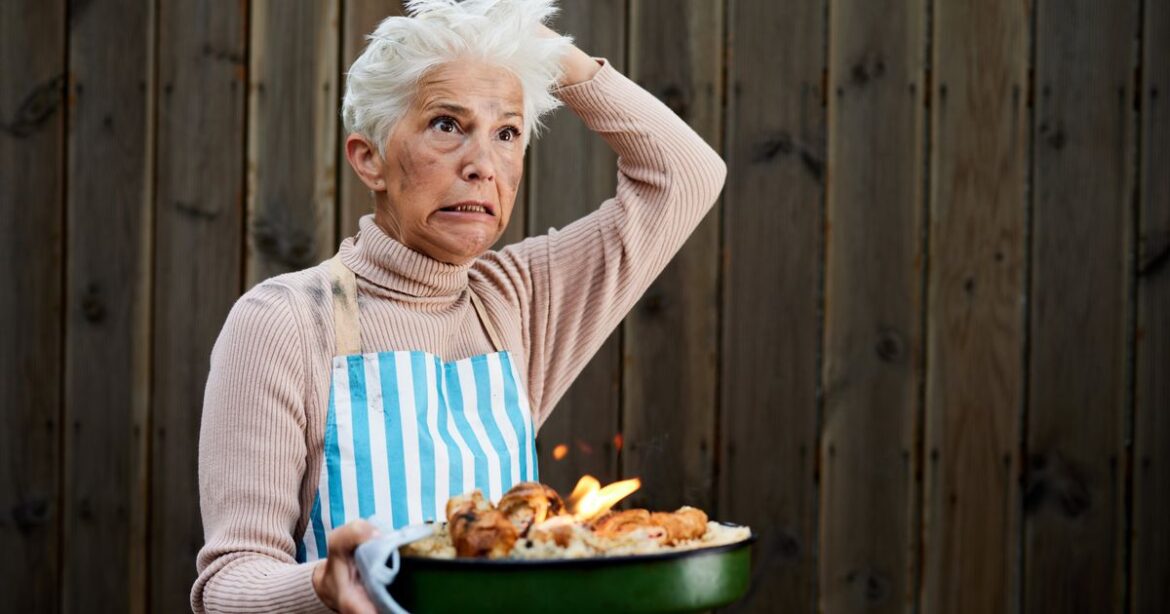 The Best Ways To Actually Help The Host If You're A Holiday Dinner Guest