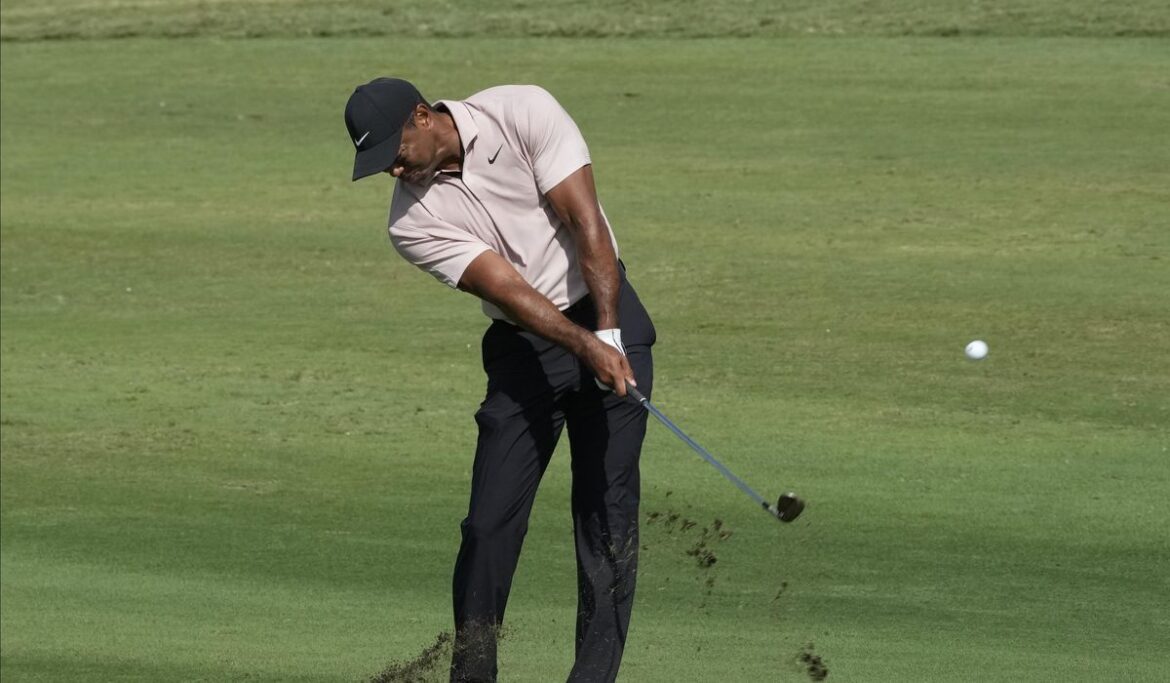 Tiger Woods has a sloppy finish for a 75 in his return in the Bahamas