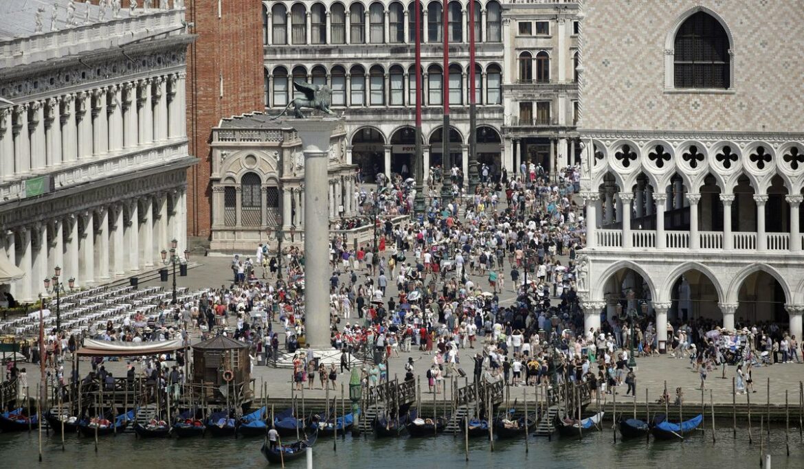 Venice rolls out day-tripper fee to try to regulate mass crowds on peak weekends